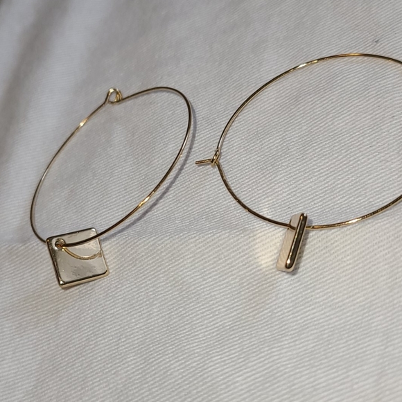 Gold hoop earrings with square dangle - Picture 4 of 4